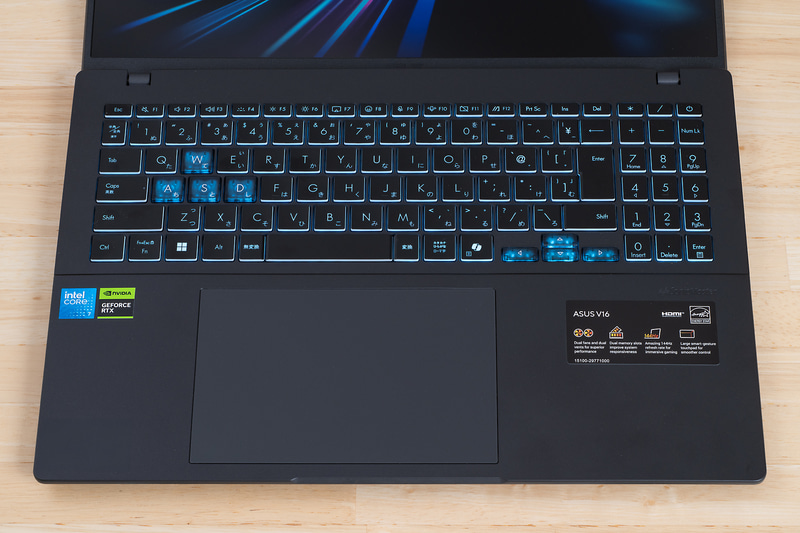 頑丈な1枚板状のキーボード周り。体重をかけたところで、たわむことも、軋むこともない