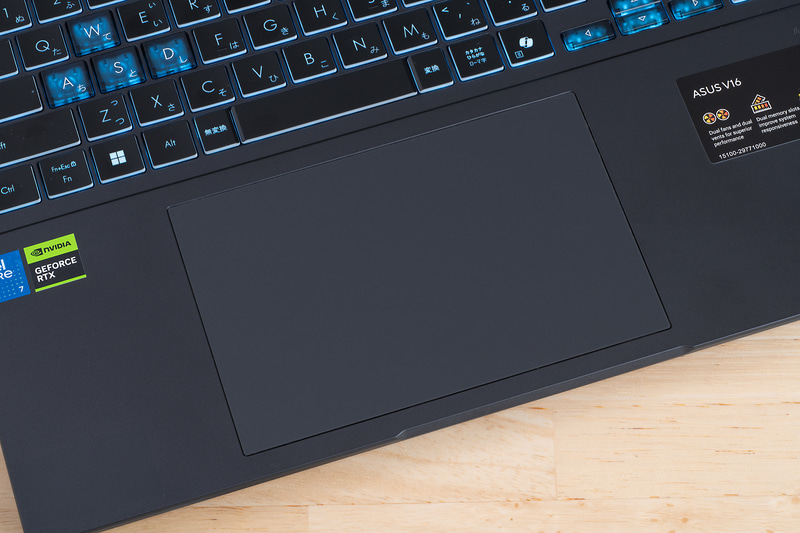 広々としたタッチパッドで、ジェスチャー操作がしやすい