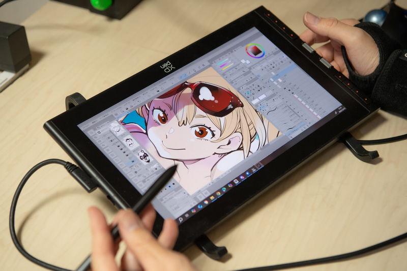 本体のロゴは反対向きになるけど、左利きの人もダイヤルやスイッチ類を使用できる