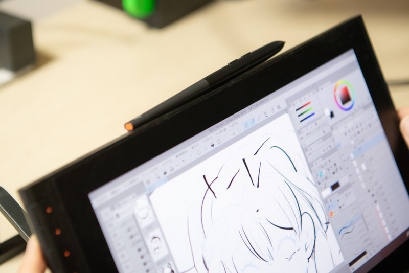 液タブの上部にはマグネットでペンを固定するギミックが