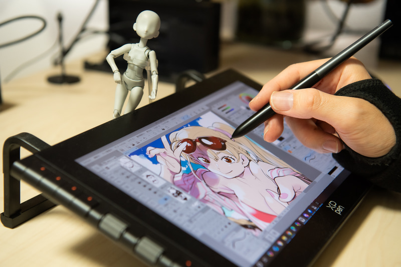 デッサン人形や資料を見ながらの場合に、視野角が広いと作業しやすいという