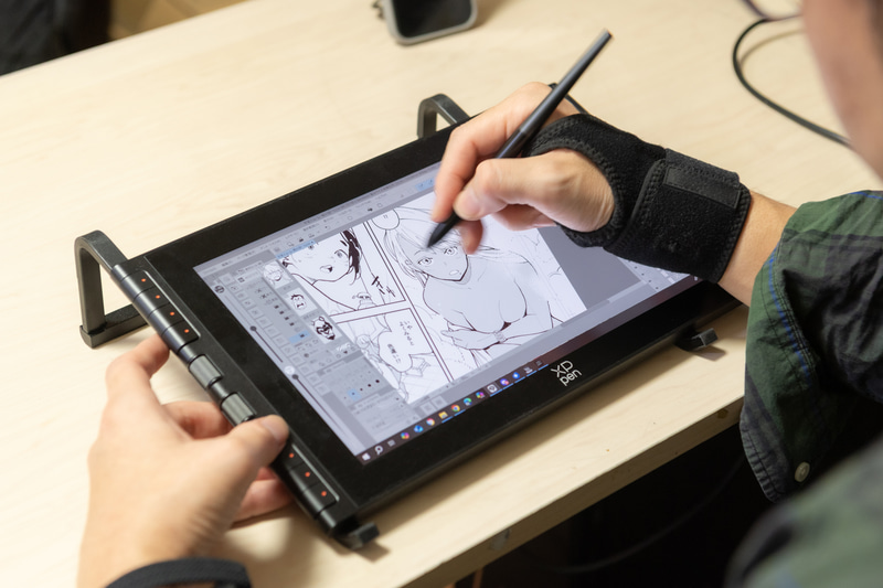 白黒原稿での作業場面。宇宙人ムームーでこういったシーンは稀だが、サービス精神でこのコマを選んでくれた。さすがです先生<br><span class="fnt-75">©「宇宙人ムームー」宮下裕樹/少年画報社</span>