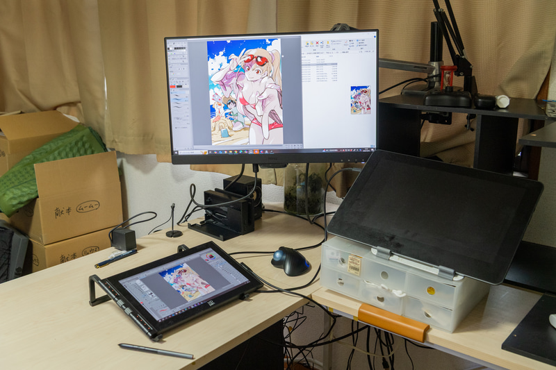 宮下先生のいつもの作画環境に「Artist 12 3rd」を置いてもらった。関係ないけど奥の献本用の段ボールとか漫画家のリアルな生活感がすごい