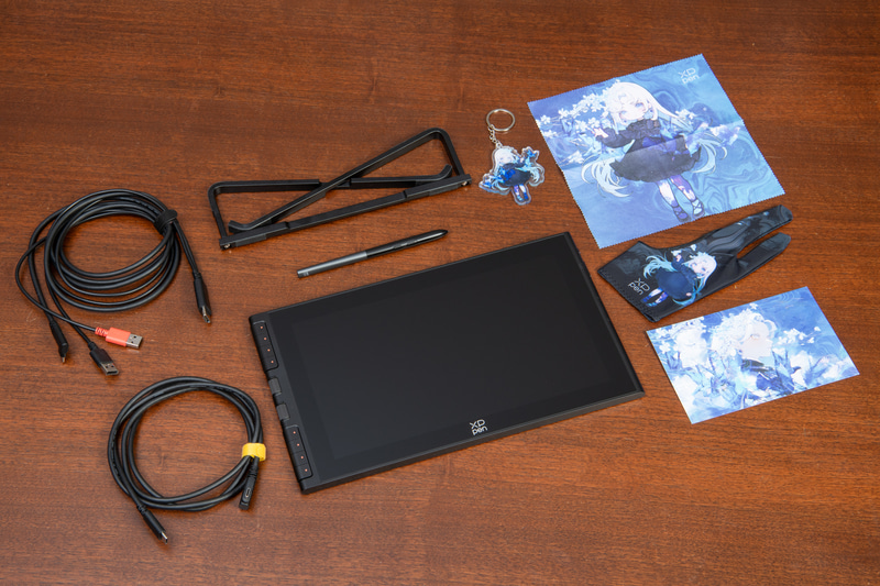 Artist 12 3rd(液タブ本体)、X4スマートチップペン、USB Type-C ⇔ HDMI,USB3in1ケーブル、USB Type-C ⇔ USB Type-C(Thunderbolt対応)ケーブル、折り畳み式スタンド、標準替え芯10本、フェルト替え芯5本、芯抜き、2本指グローブ、クリーニングクロス、マニュアルなど