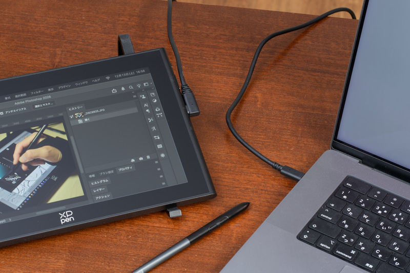 最近のノートPCとかなら、DisplayPort Alt Modeに対応したUSB Type-Cコネクタを備えているので、その場合はケーブル1本で済んでラク。液タブ側のUSBコネクタはL字なので、持って使ったときにも邪魔にならない