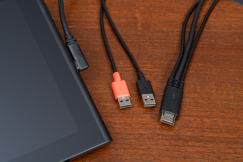 PCのUSB Type-Cが映像出力できないコネクタの場合でも、HDMIとUSB Type-Cが2本からなる3in1ケーブルでスッキリと接続できる。コネクタは右側にあり、ケーブルが手に引っかかることもない