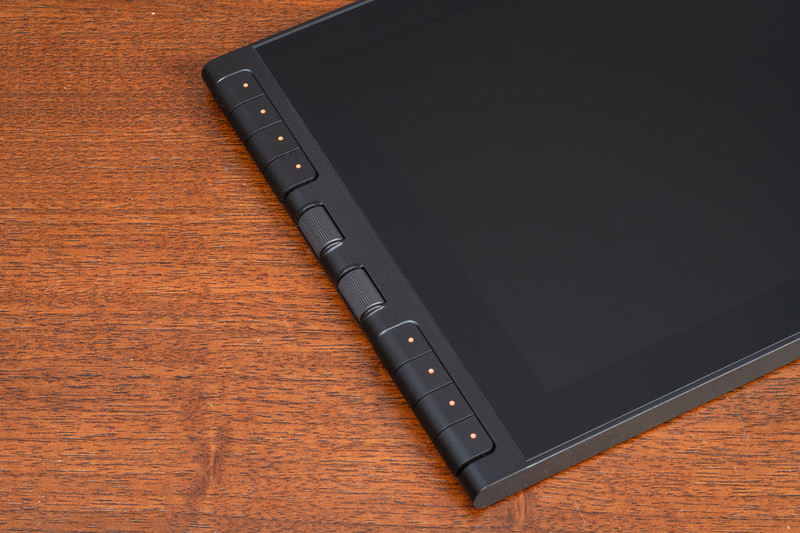 本体の左側にある操作系。ダイヤルとボタンがある