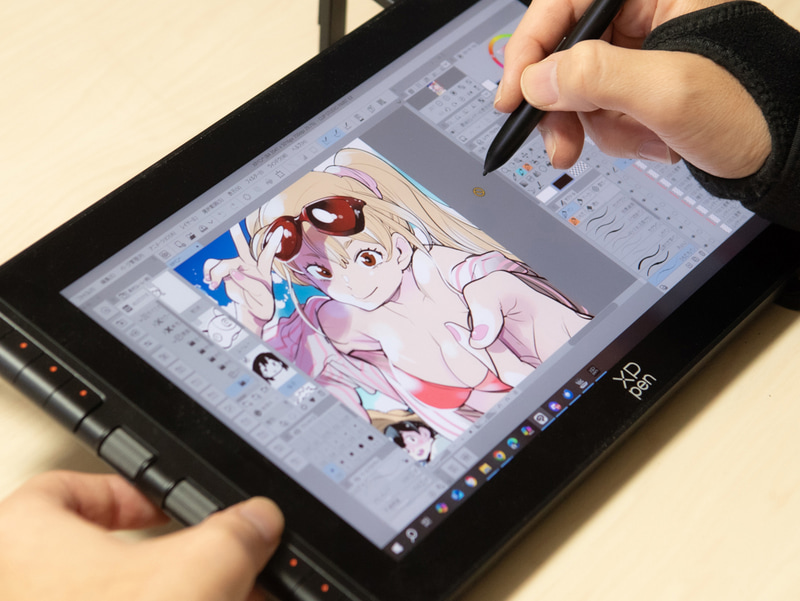 XPPenの新型液タブ「<a href="https://www.amazon.co.jp/stores/page/E4E40F02-31AD-4CD8-9CE9-89F3A1C96D8B?channel=PCwatch-123rd-2512" class="n" target="_blank">Artist 12 3rd</a>」。価格は2万9,980円と超安い。11.9型のフルHD(1,920×1,080ドット)液晶にダイヤル2つ、ファンクションボタン8個を装備。スタイラスペンは新開発のX4スマートチップ搭載で筆圧分解能1万6,384段階、傾きも検知する