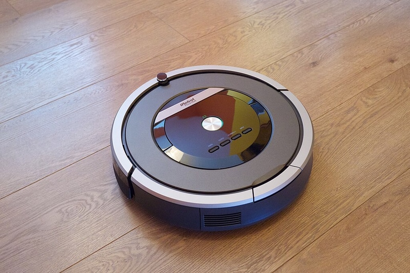 iRobot製ルンバ870。出典: <a href="https://commons.wikimedia.org/wiki/File:IRobot_Roomba_870_(15860914940).jpg" class="n" target="_blank">2014 Kārlis Dambrāns from Latvia</a>, <a href="https://creativecommons.org/licenses/by/2.0/deed.ja" class="n" target="_blank">CC BY 2.0</a>