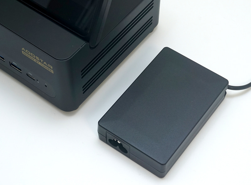 付属のACアダプタは、一般的なミニPCと比べるとやや小さめ