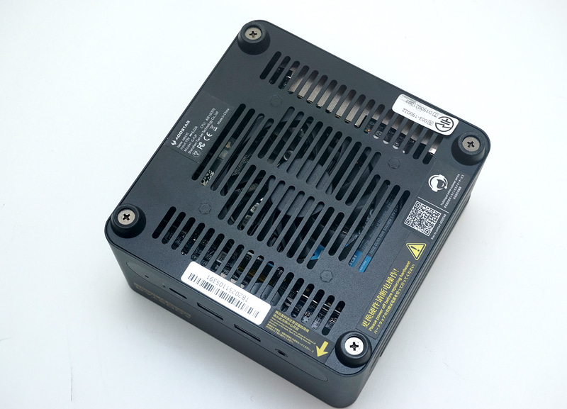 底面とゴム足を固定する4本のネジを外す