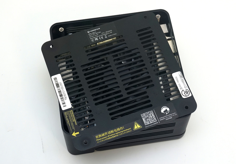 慎重に底面パネルを外すと、内部にアクセスできる