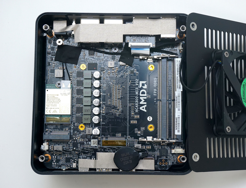 2基のメモリスロットとM.2スロットを搭載する