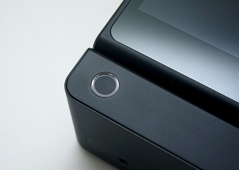 電源ボタンには白く光るリング状のLEDほか、指紋認証センサーも兼ねている