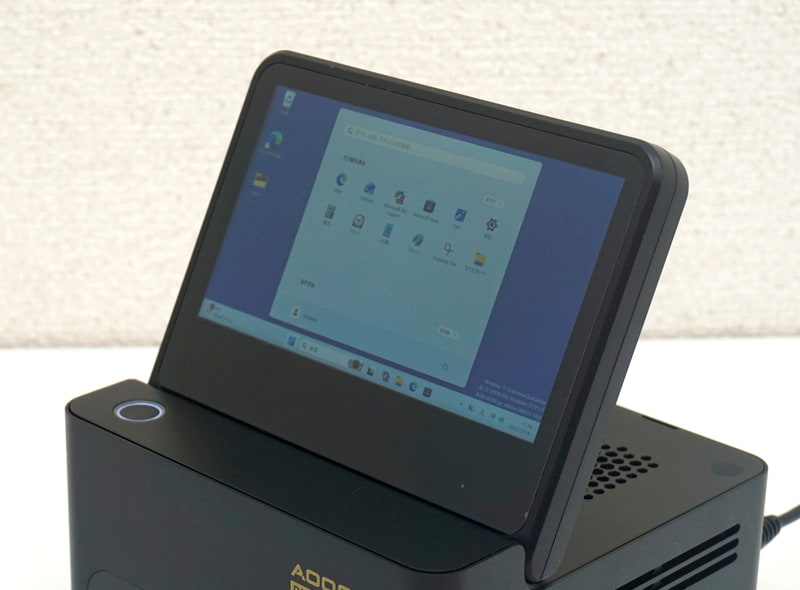 内蔵モニターを立てるとこんな感じになる