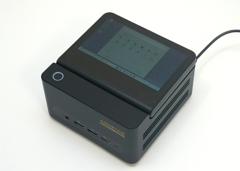 内蔵モニターを倒した状態だと、普通のミニPCに見える