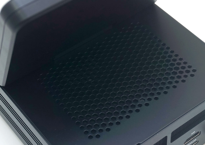 内蔵モニターの下には吸気口を装備する