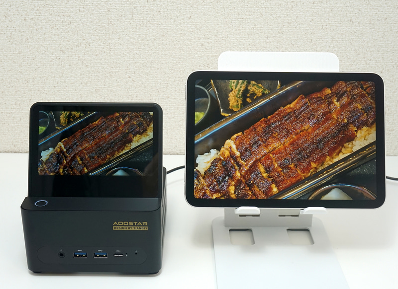 右は8.3型液晶を搭載する「iPad mini」。発色はIPSパネルを搭載するiPad miniと遜色ないレベル。鰻は本当に美味しかった