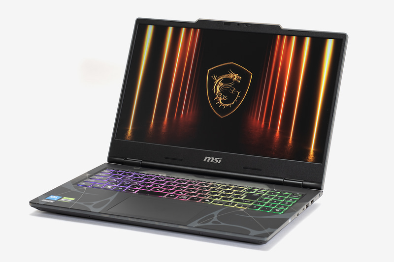 MSIのエディオン専売モデル「<a href="https://www.edion.com/detail.html?p_cd=00082510862" class="n" target="_blank">Cyborg 15 B2RW</a>」。ハイスペックなのに価格は21万4,800円に抑えられている