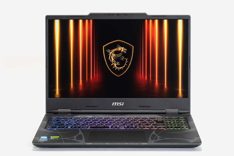 「<a href="https://www.edion.com/detail.html?p_cd=00082510862" class="n" target="_blank">Cyborg 15 B2RW</a>」(型番: Cyborg-15-B2RWFKG-0335JP)のディスプレイは15.6型で解像度はフルHD(1,920×1,080ドット)。リフレッシュレートは144Hzだ