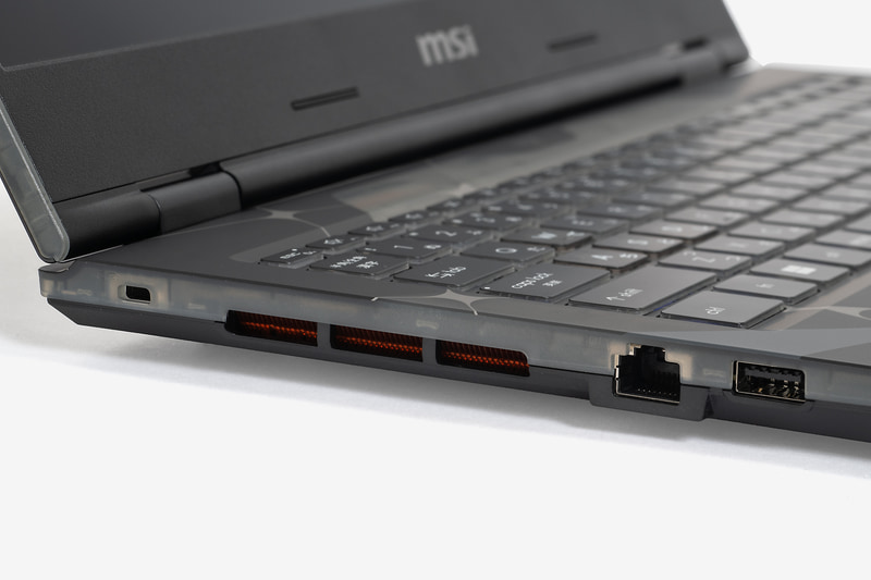 左側面にGigabit Ethernet、USB 3.2 Gen 2