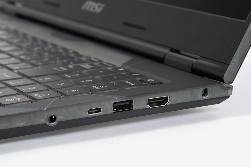 右側面にHDMI出力、USB 3.2 Gen 2、USB 3.2 Gen 2 Type-C、ヘッドセット端子