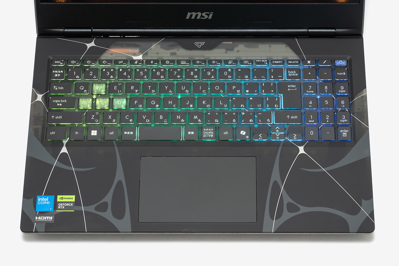 キーボードは日本語配列でテンキー付き。バックライトも備える