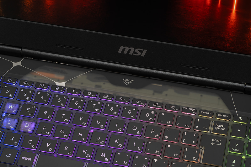 キーボード上部や側面の一部がスケルトン仕様なのが特徴だ