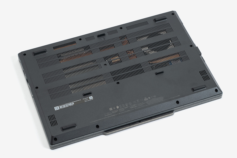底面から吸気する仕組みなのでスリットが多い