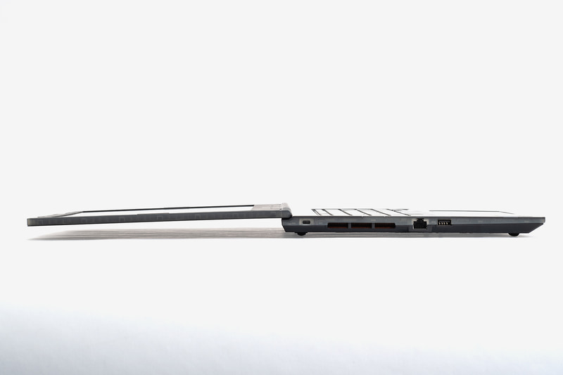 ディスプレイはここまで開く