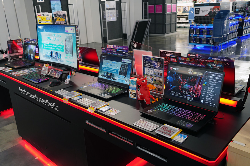 エディオン(横浜西口本店)における、MSIのゲーミングコーナーの様子。今回紹介しているCyborgシリーズだけでなく、モニターなども合わせて展示されており、使用感を試せるようになっている