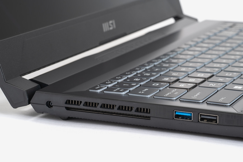 左側面にUSB 3.2 Gen 2、USB 2.0