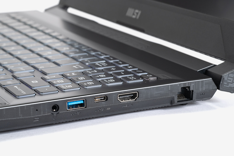 右側面にGigabit Ethernet、HDMI出力、USB 3.2 Gen 1 Type-C、USB 3.2 Gen 2、ヘッドセット端子