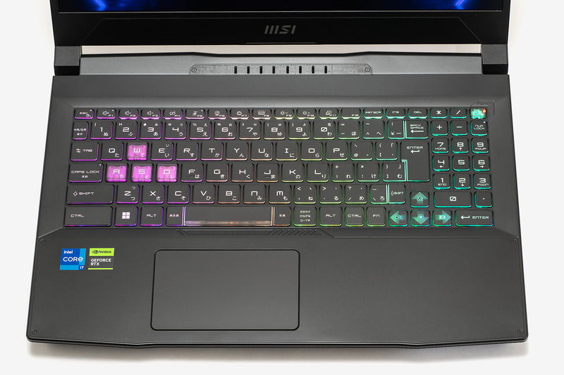 キーボードは日本語配列でテンキー付き。バックライトも内蔵している