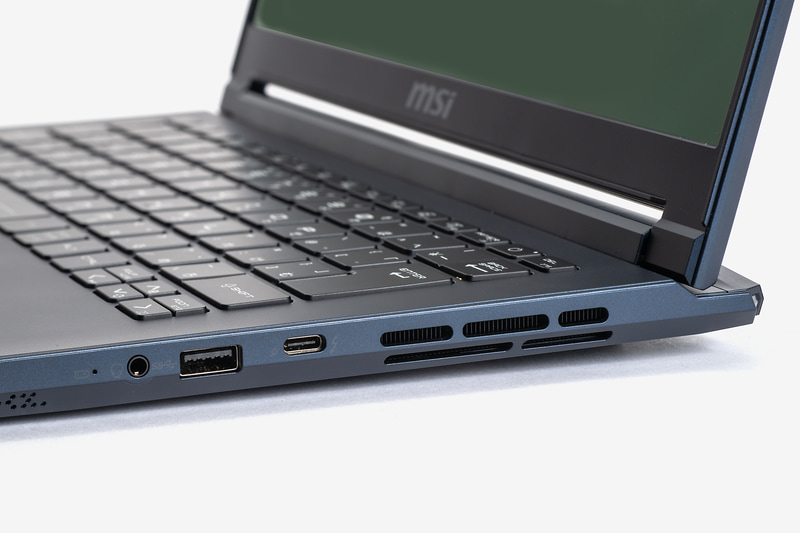 右側面にThunderbolt 4、USB 3.2 Gen 1、ヘッドセット端子