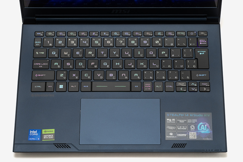 キーボードは日本語配列でバックライトも備える