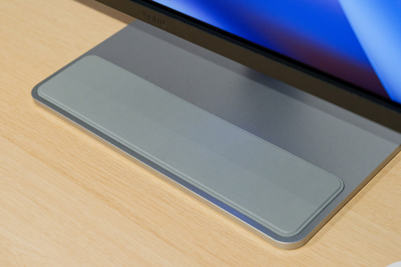 スタンドにはMacBookを載せられるクッション