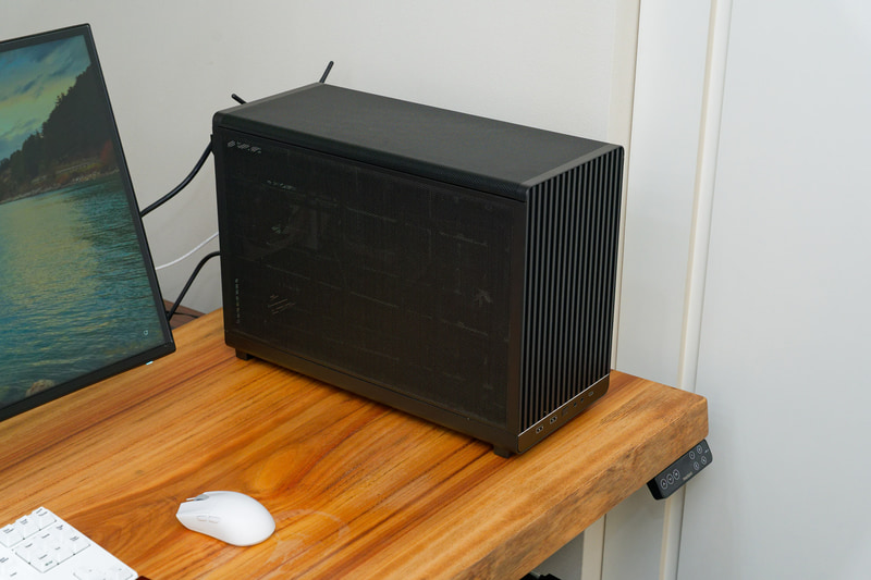 筆者宅の奥行き約630mmのデスクに置いてみた。奥にも横にも余裕がある