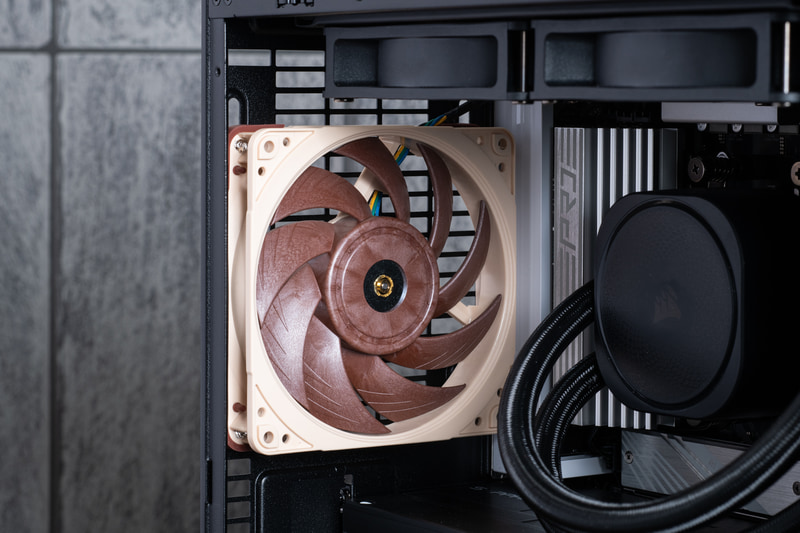 NOCTUA製のケースファンを採用。高負荷時でも動作音や風切り音はほとんど聞こえない
