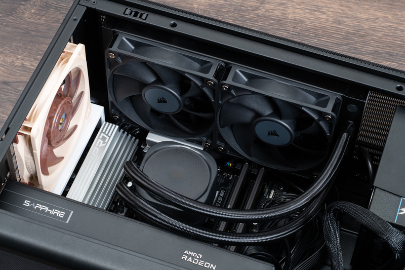 CPUクーラーは強力かつ静穏な水冷式を採用