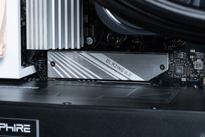 その左にシルバーのヒートシンクが装着されたメインストレージのSSD