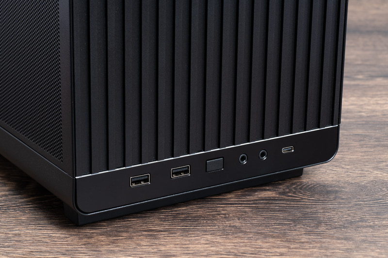 前面にはUSB Type-Cポート1つやType-Aポート2つなど