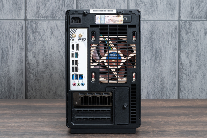 背面には各種USBポート、LANポート、映像出力ポートなど多数