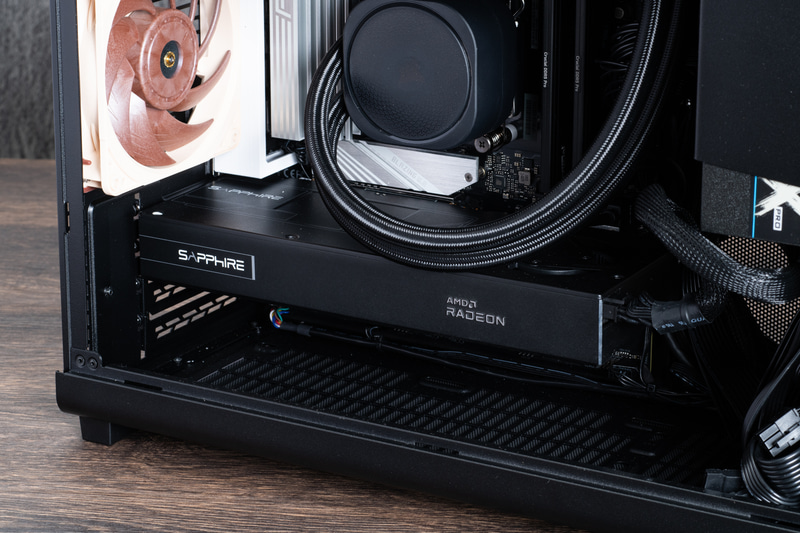 Radeon AI PRO R9700が占有するのは2スロット分でスリム