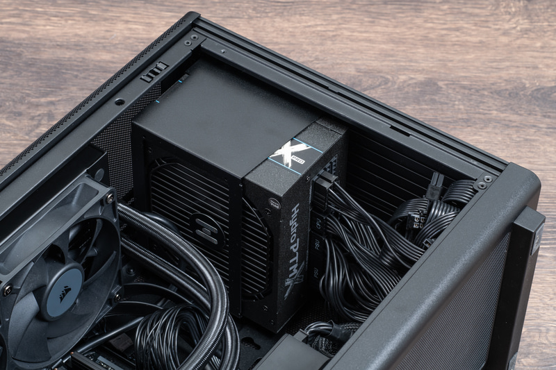 電源ユニット(定格1200W)についても、Cybenetics PLATINUM認証を取得した高耐久、高信頼なものを採用