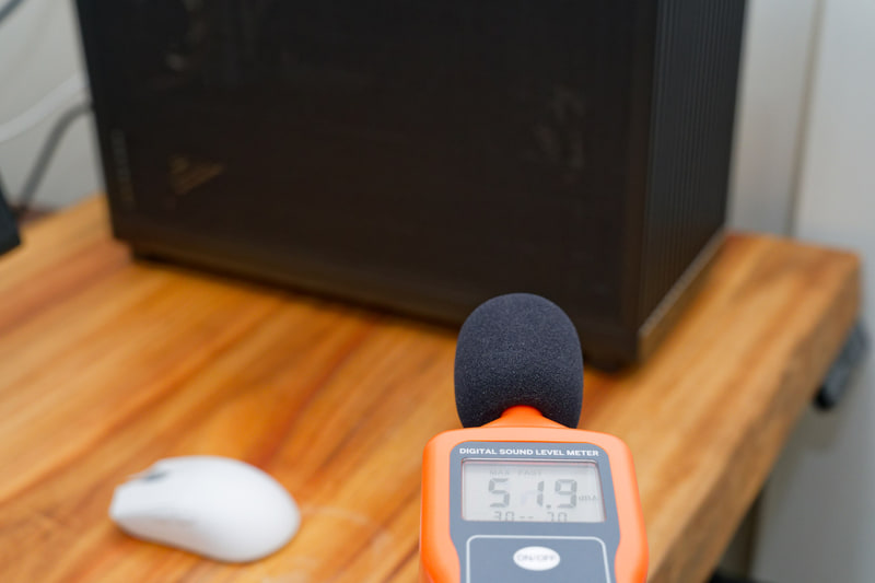 騒音計で高負荷時の動作音を計測中。52dBA前後でストレスに感じないレベル