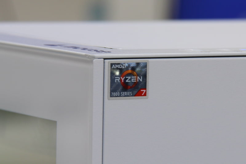 背面側に貼り付けられたCPUロゴシール