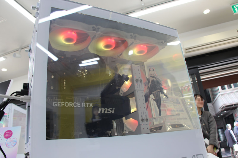 見た目を邪魔しないようケース上面に設置された3連ファンの水冷クーラー