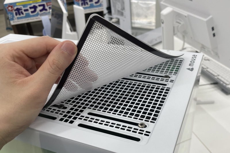 天板のダクト用フィルタはマグネット式で整備性良好