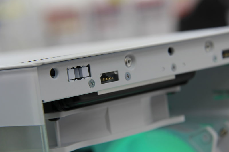 接点にはポゴピンを採用